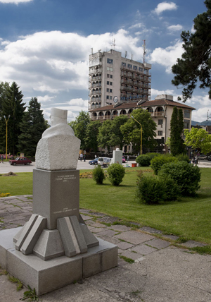 Spomen-bista vojvode Živojina Mišića u Gornjem Milanovcu Spomen-bista vojvode Živojina Mišića u Gornjem Milanovcu